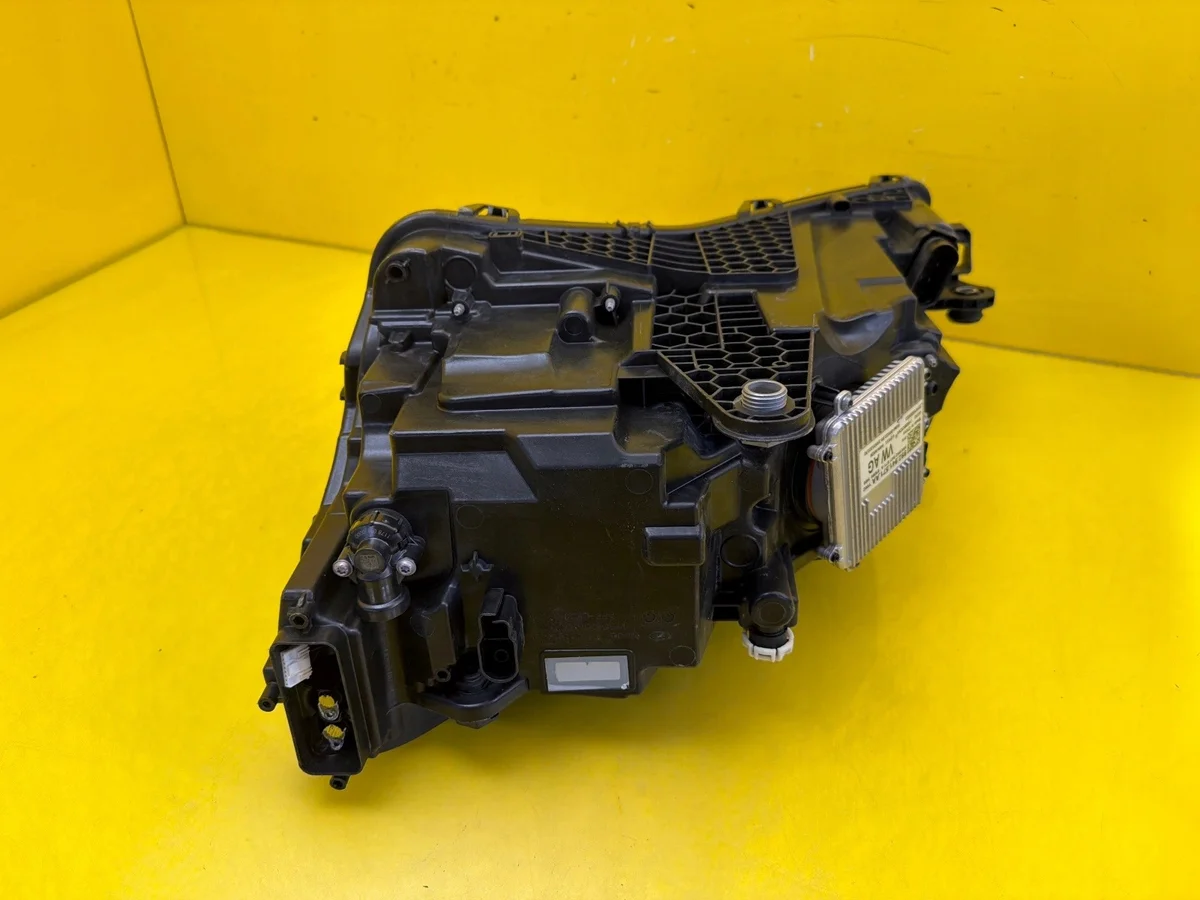 Skoda Superb LED Headlight Right 3V1941016D image 10