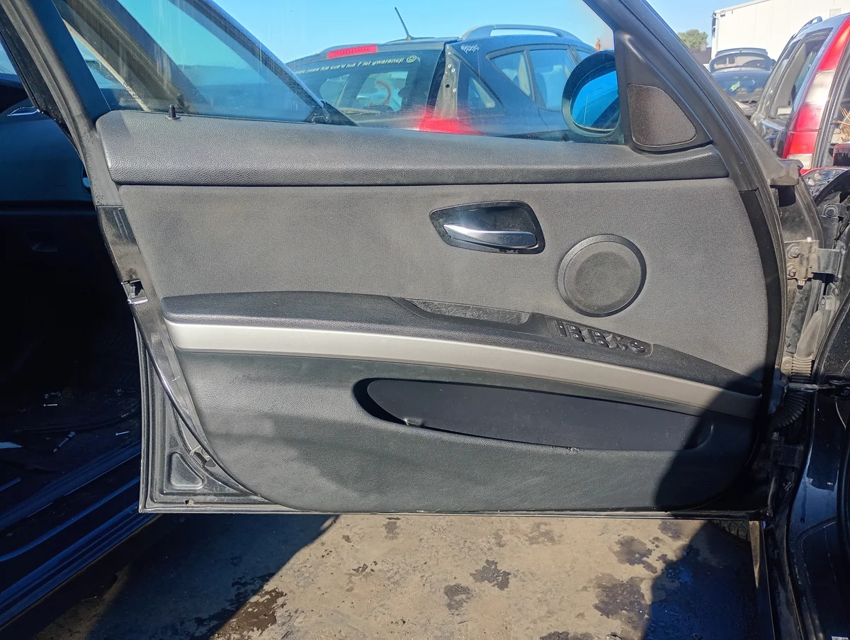 BMW E91 ovipaneelin verhoilu vasen etuosa
