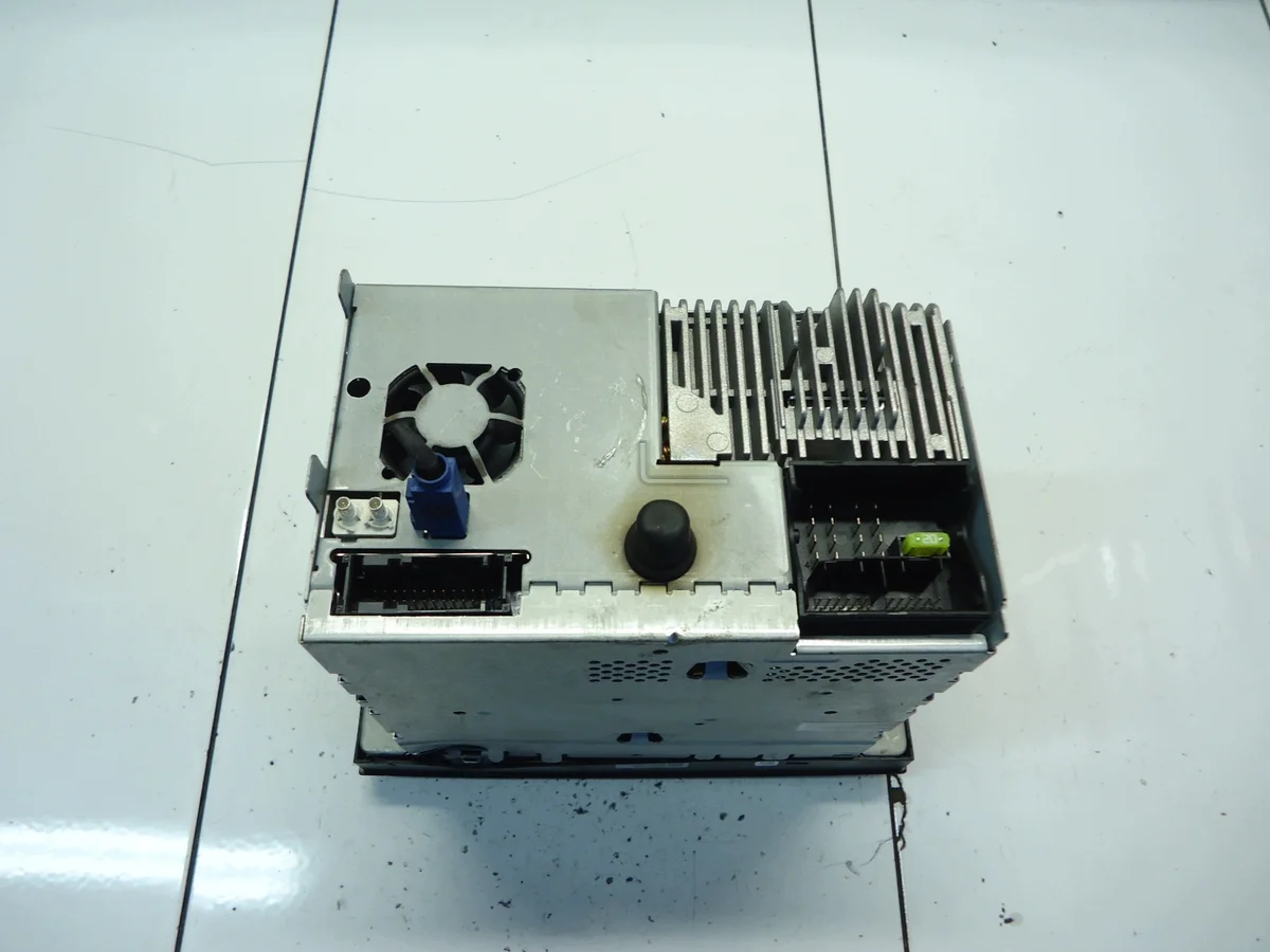 VW Touareg Radio Navigation 7L6035680B image 4
