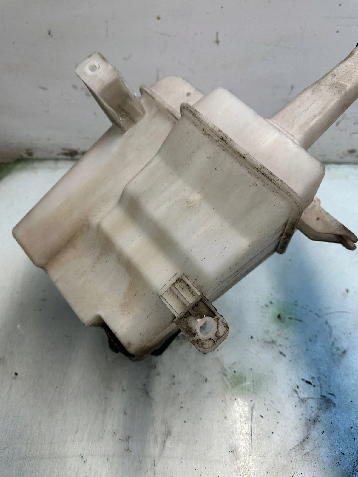 Kia 98610-1H000 Lasinpesunestesäiliö Käytetty