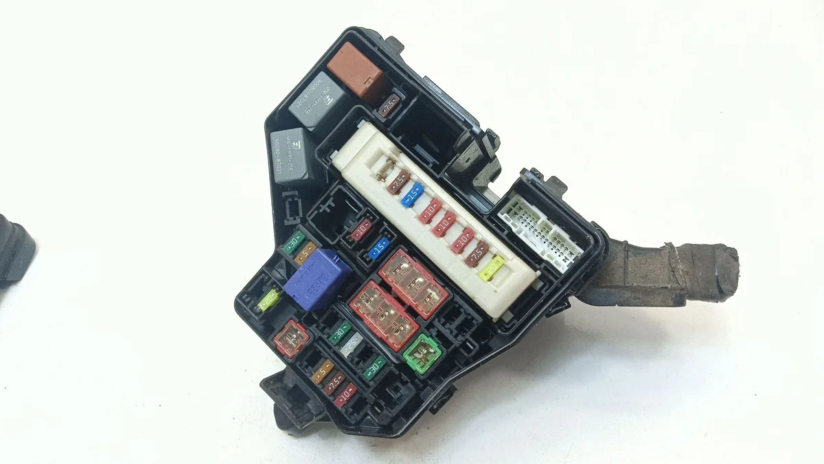 Toyota Yaris Fuse Box 821110DX31