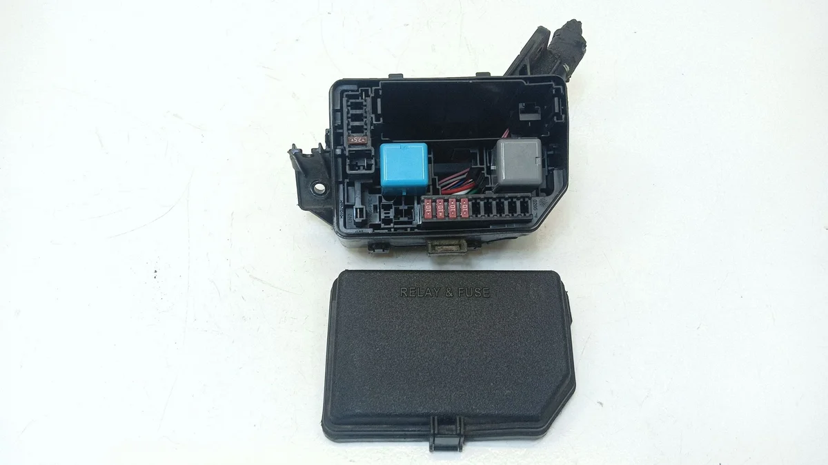Fuse Box Toyota Yaris III 1.0 826620D140