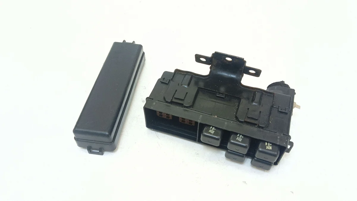 Toyota Yaris 99-03 Fuse Box 8274152010