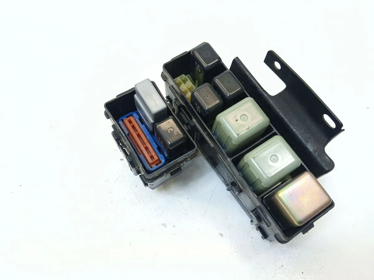 Fuse Box Toyota Corolla E120 E130 00-04 8274112120