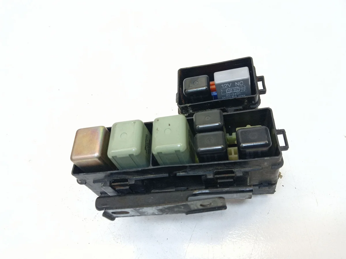 Säkringsbox Toyota Corolla E120 E130 00-04 image 3