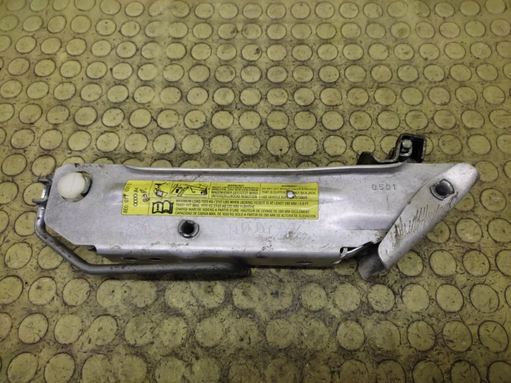 Audi A4 B5 tunkki 8E0011031C
