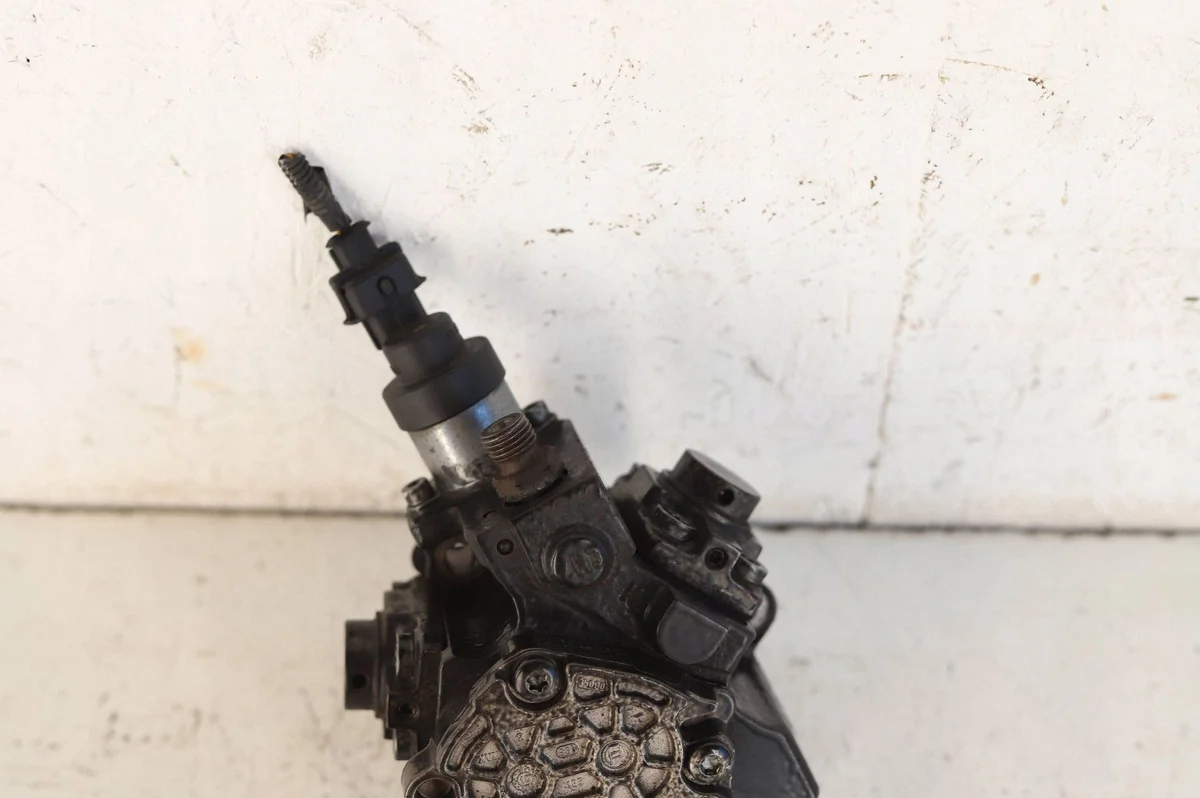 Polttoainepumppu Bosch 0445010139 käytetty