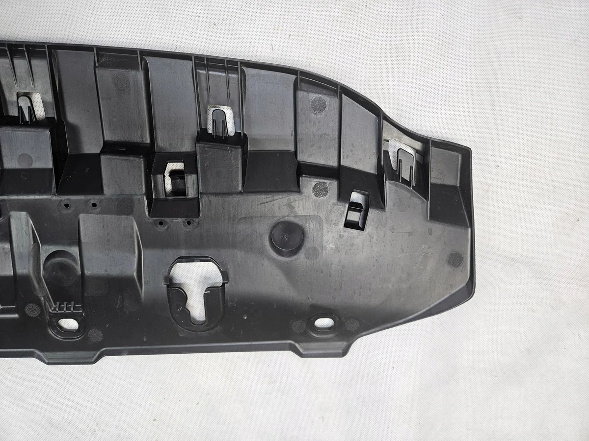 Spoiler dianteiro Skoda Superb 3V0807611 Usado image 3