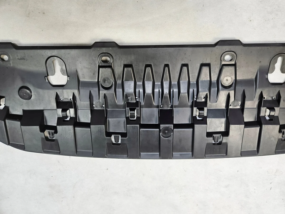 Spoiler dianteiro Skoda Superb 3V0807611 Usado image 7