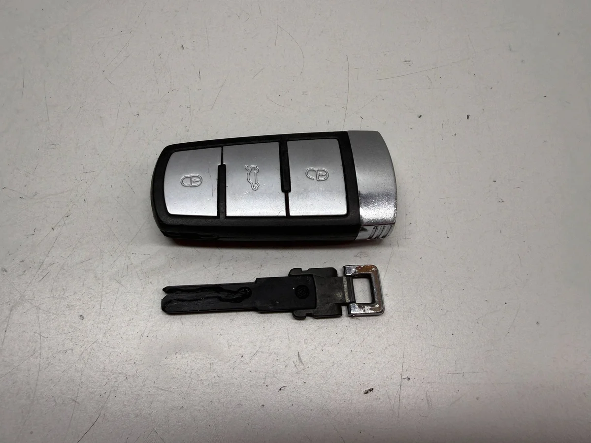 VW Passat B6 2008 Schlüssel Karte CWM8490