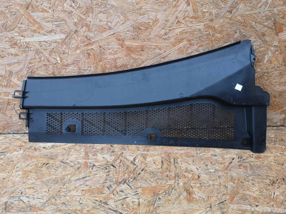 Peugeot 208 II Upper Right Windshield Panel image 4