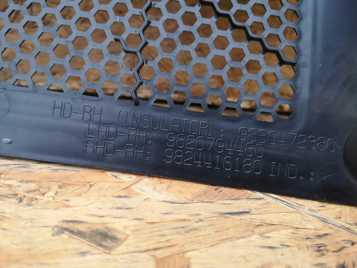 Peugeot 208 II Upper Right Windshield Panel image 5