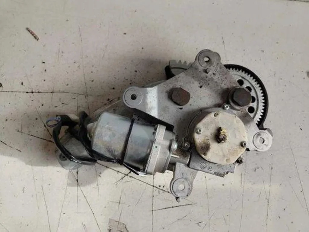 Tailgate Actuator Subaru Outback BS Used image 3