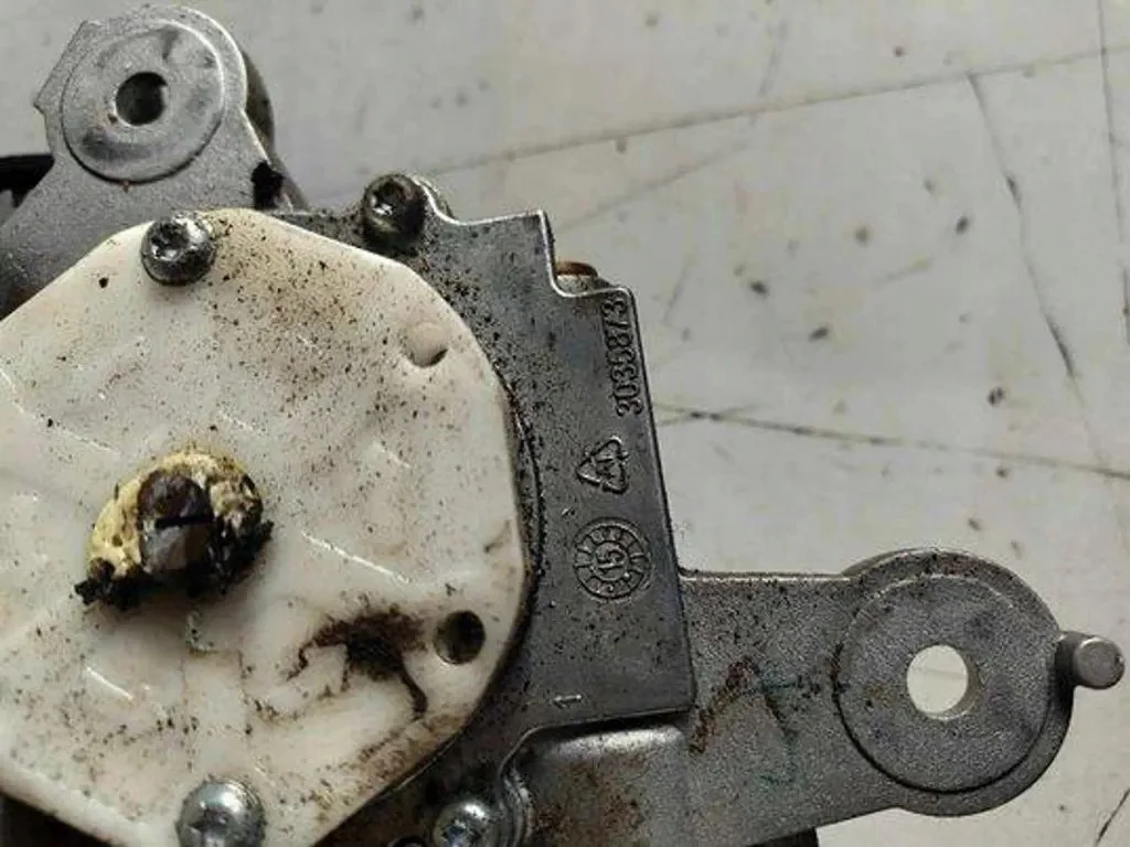 Tailgate Actuator Subaru Outback BS Used image 4