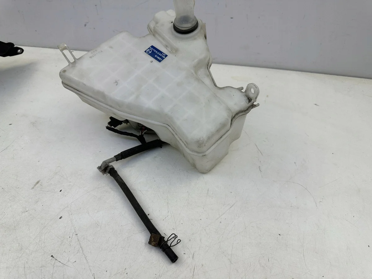 Scheibenwaschbehälter Lexus IS III HLC33128 image 3