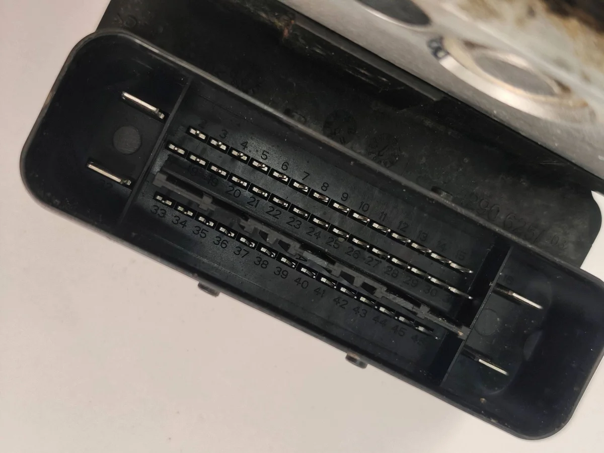 ABS Pumpe Ford Fiesta CV212C405CB gebraucht image 3