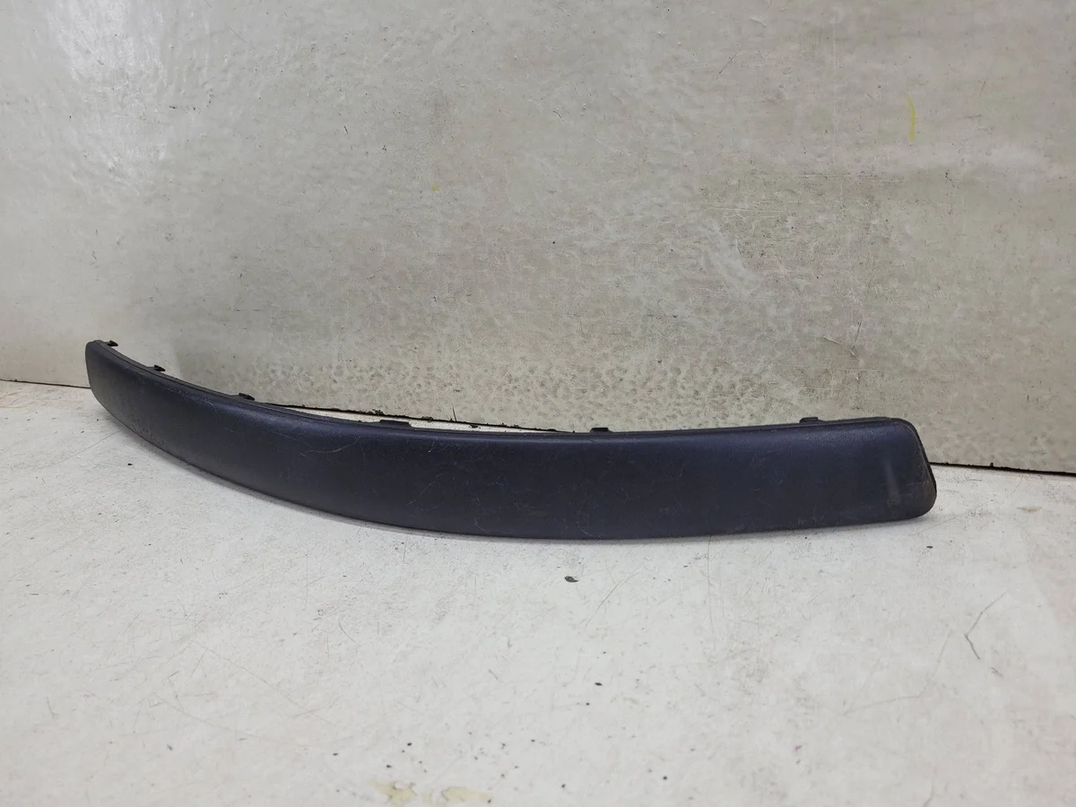 VW Passat B5 Listón Parachoques Delantero Derecho 3B0807718