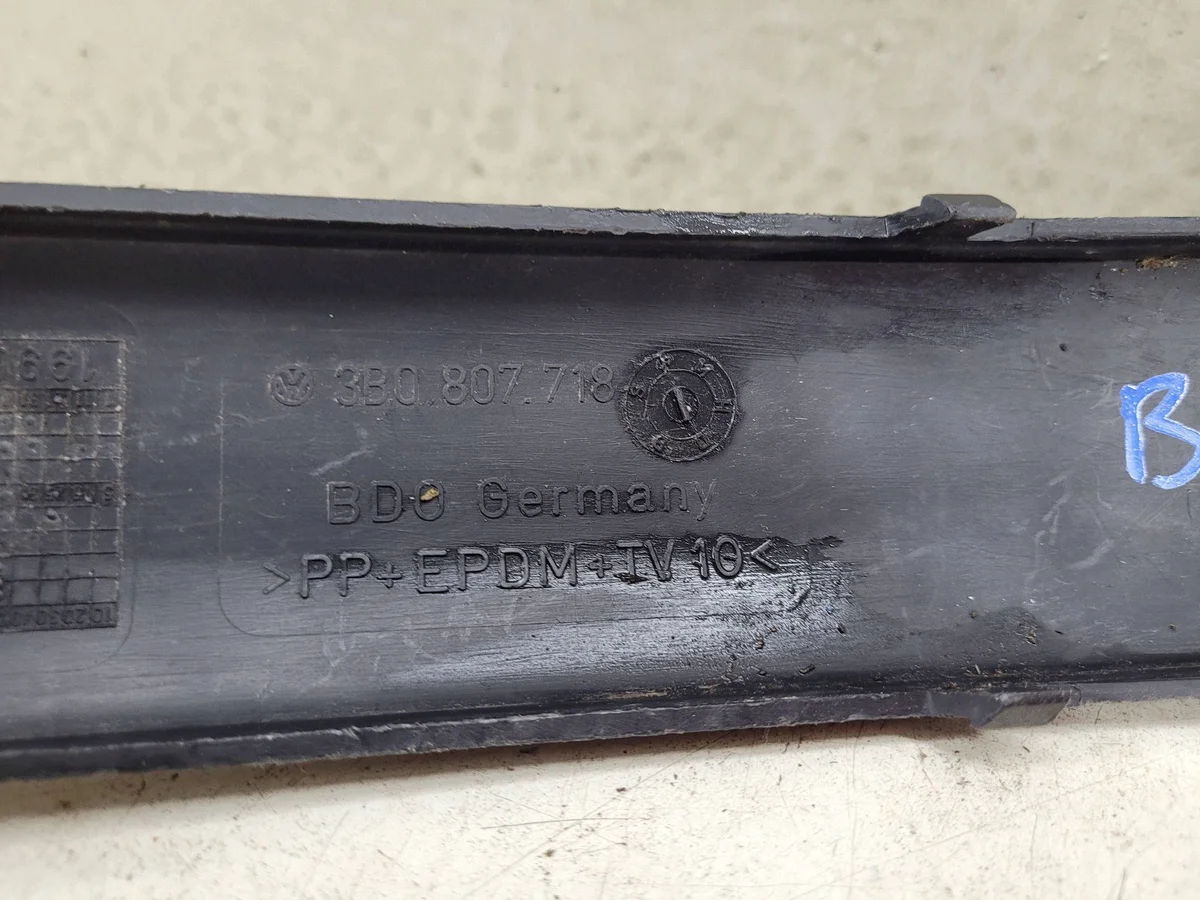 VW Passat B5 3B Lijst bumper rechts voor image 5