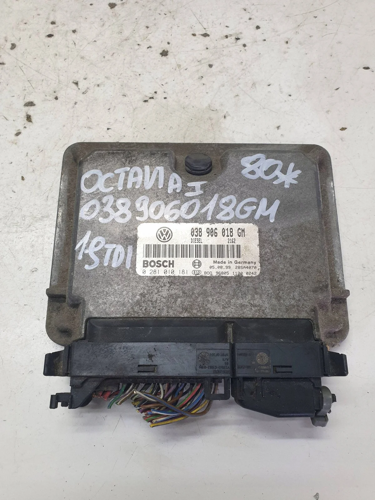 Moottorinohjausyksikkö Skoda 038906018GM