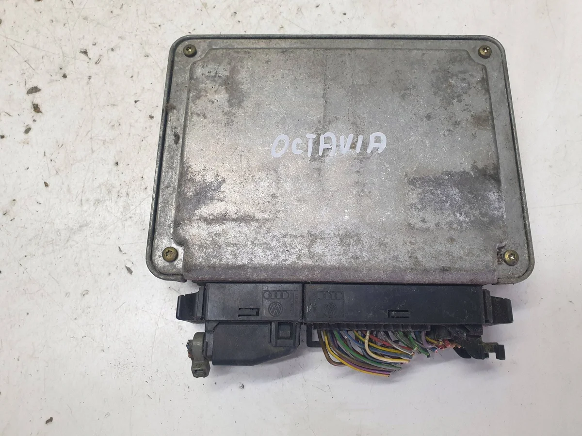Engine Control Unit Skoda OE 038906018GM image 3