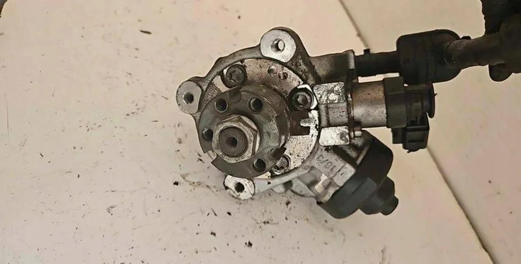 Polttoainepumppu VW Passat B7 2.0 TDI
