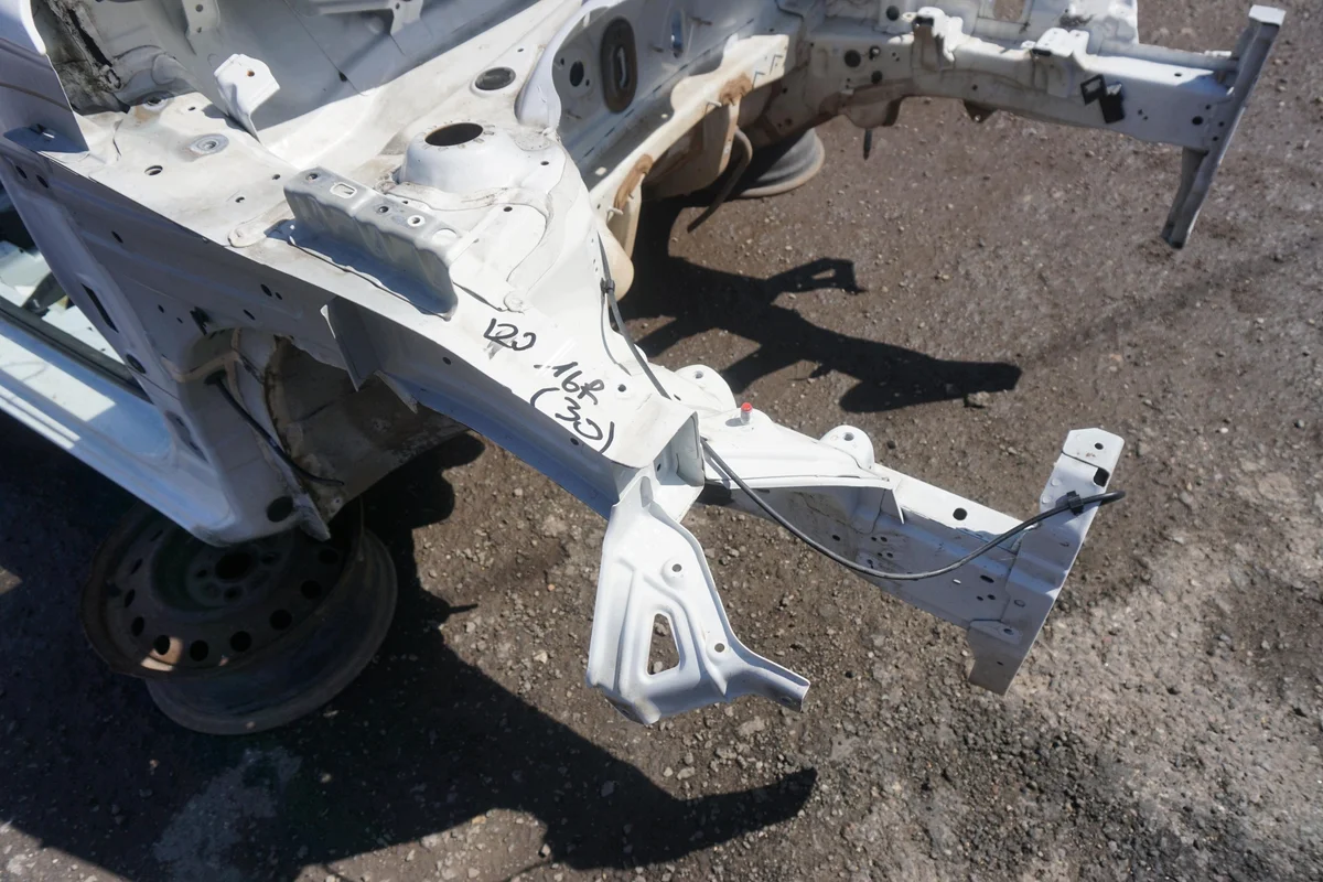 Hyundai i20 II 2014-2020 Podluznica Direita Branca