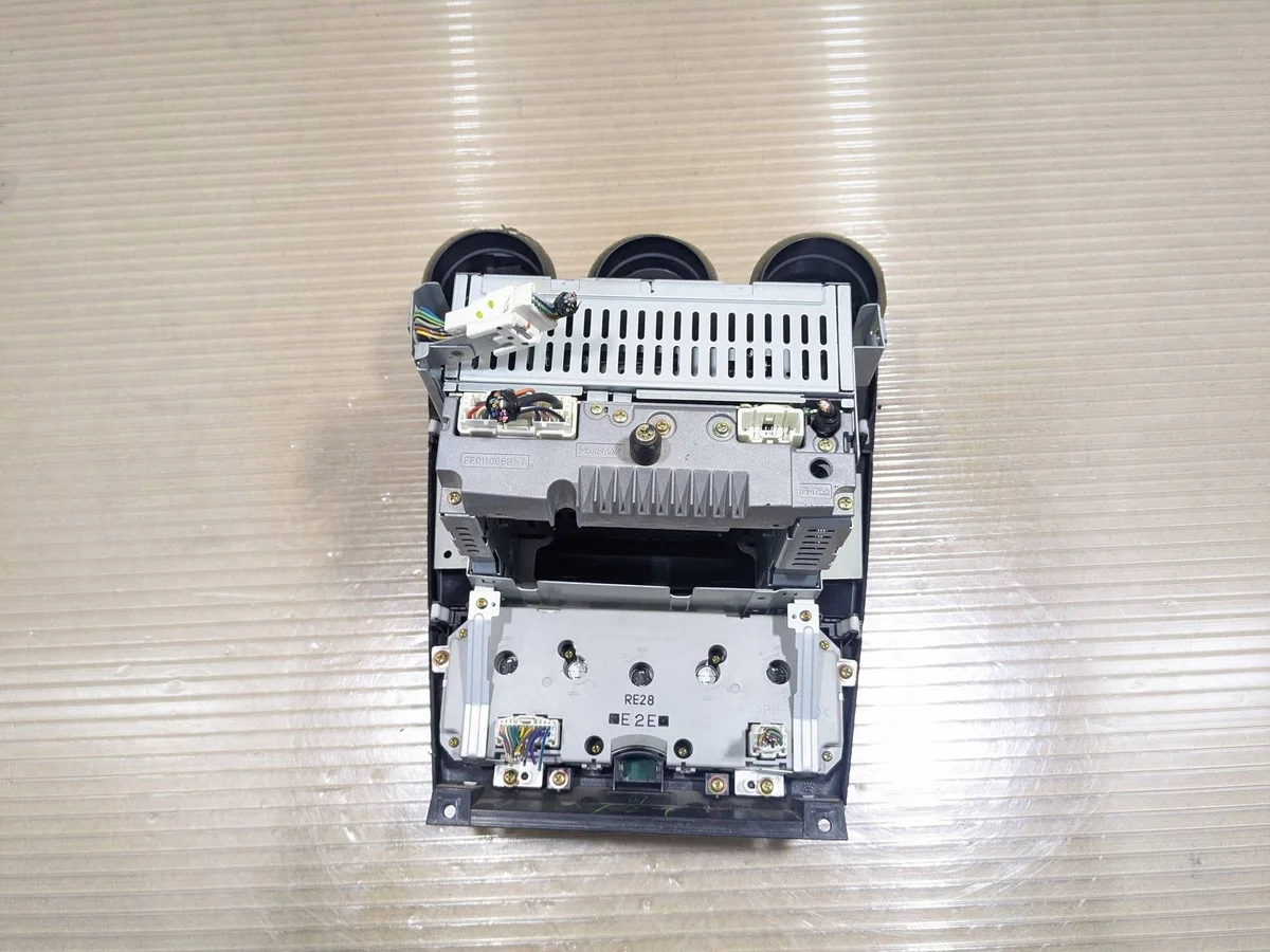 Painel Rádio Mazda 6 GG 2005 FF011068B