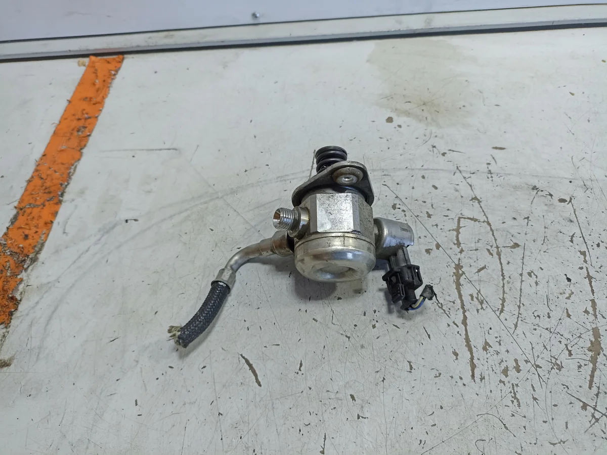 Ford Focus Mk3 polttoainepumppu CM5G-9D376-GA