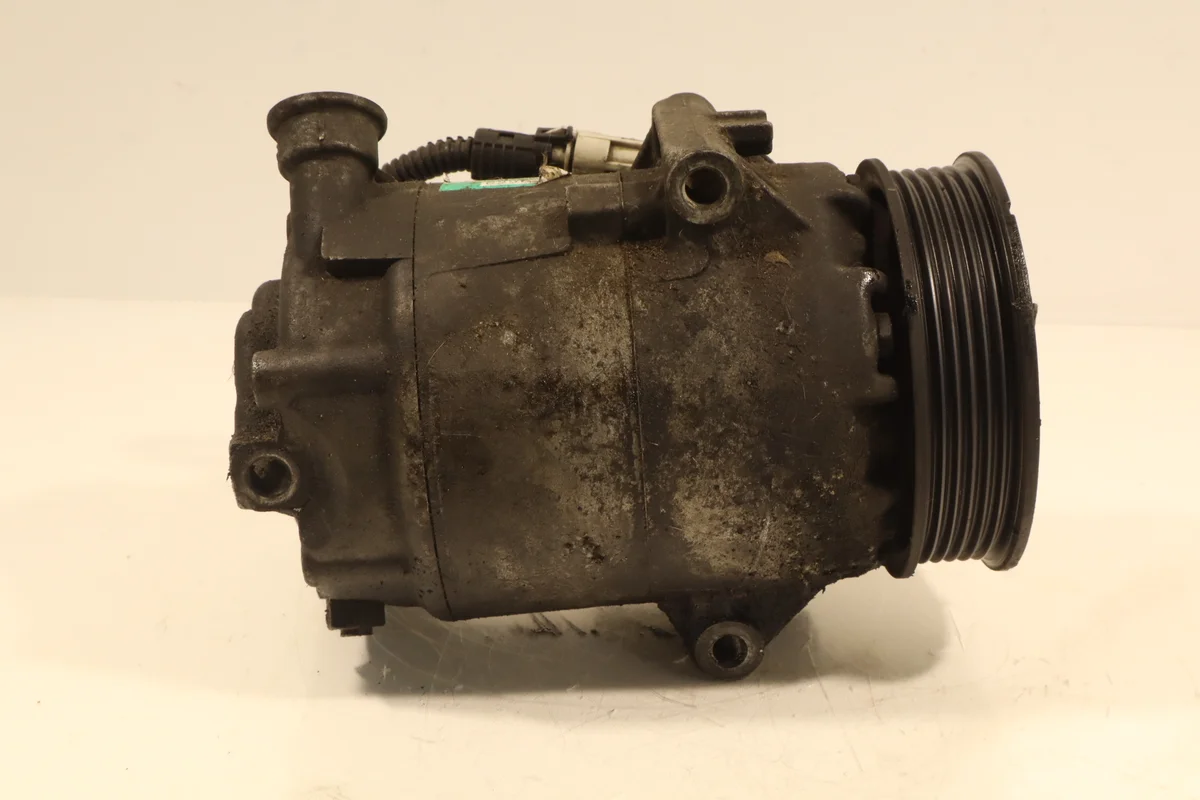 Ilmastoinnin kompressori 24466996 Opel Astra III