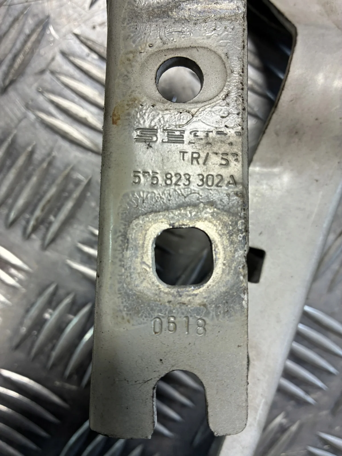 Used VAG Group Hinge 575823302A