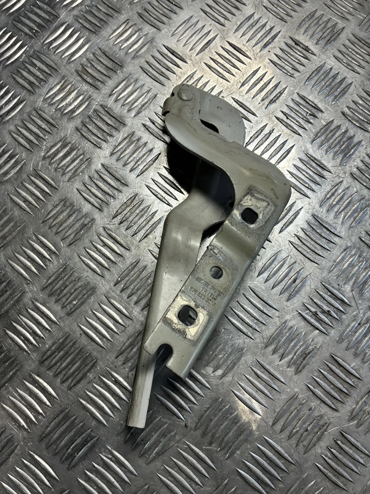 SEAT OE 575823301A Cerniera Cofano Usata
