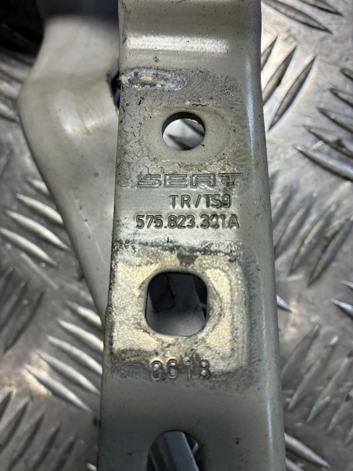 SEAT OE 575823301A Hood Hinge Used