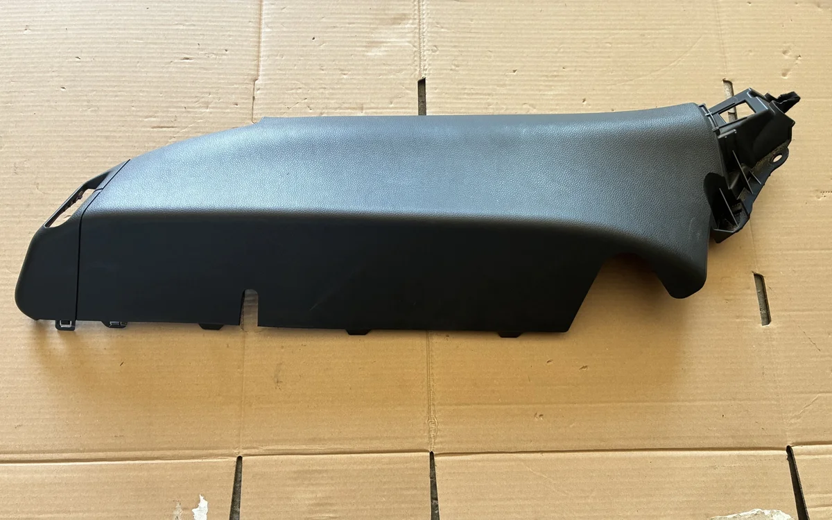 Honda Civic X HB 17- vänster bak bältesstolpe
