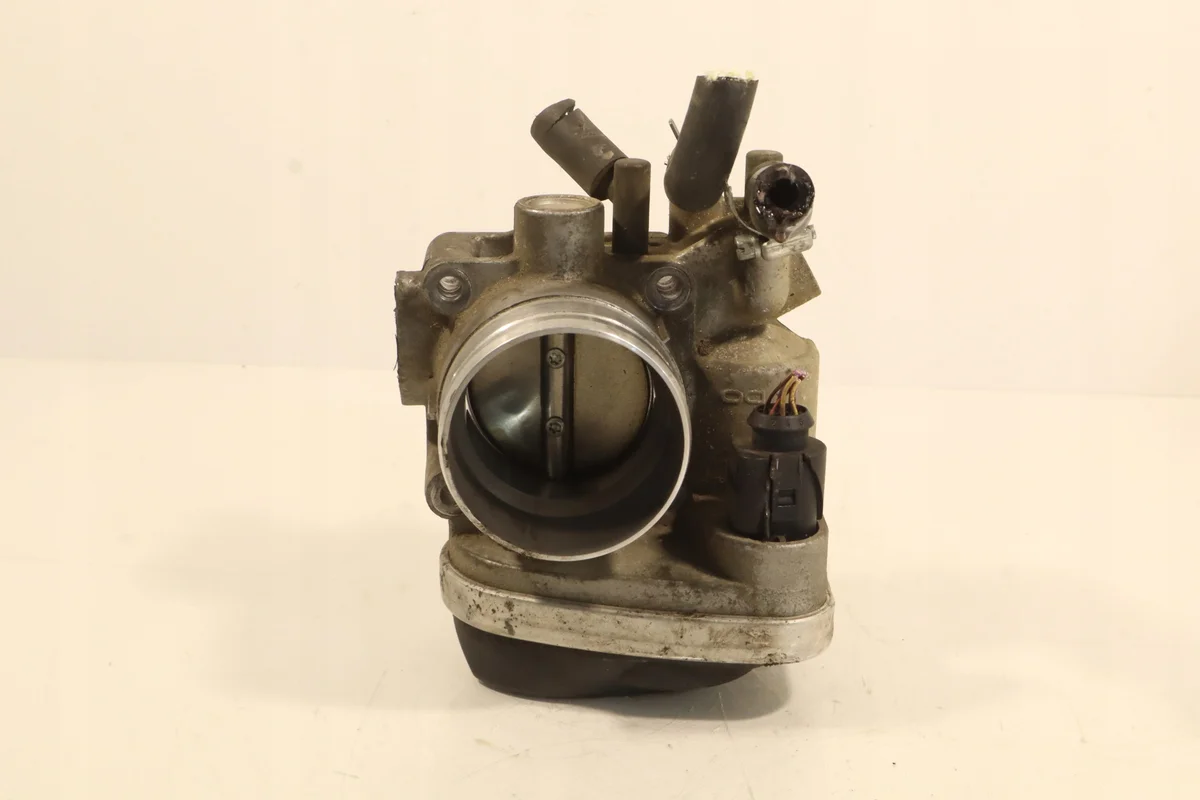 Kaasuläppäkotelo Audi VW Skoda Seat 06A133062N