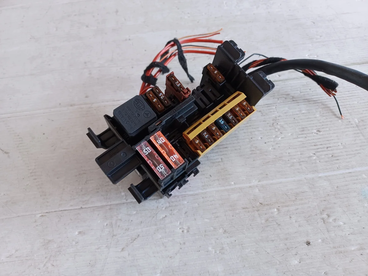 Boîte à fusibles Mercedes Classe C W205 A2059067200