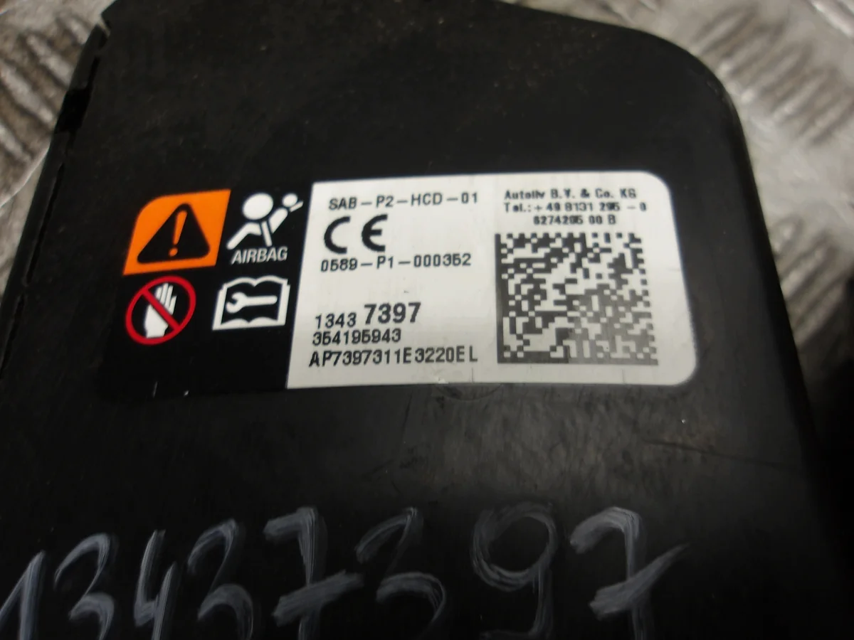 Opel Astra J istuintyyny oikea 13437397