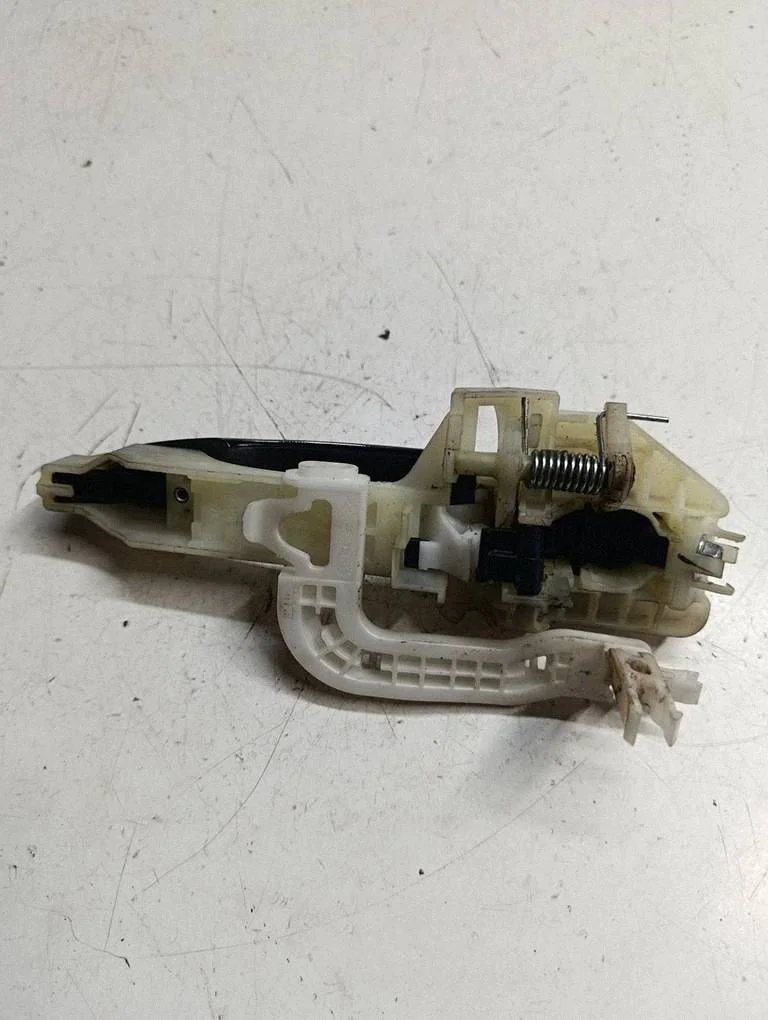 KIA Carens IV dörrhandtag vänster fram
