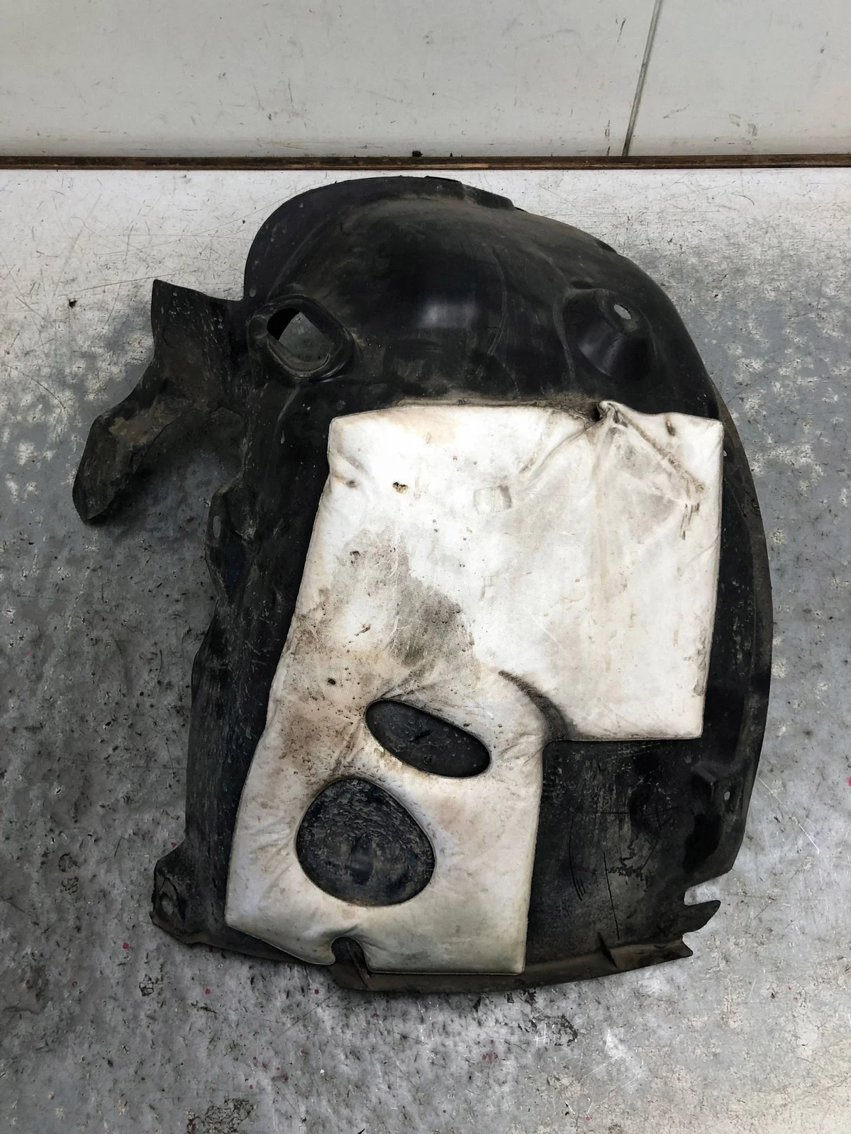 Etulokasuoja Renault Megane III Käytetty