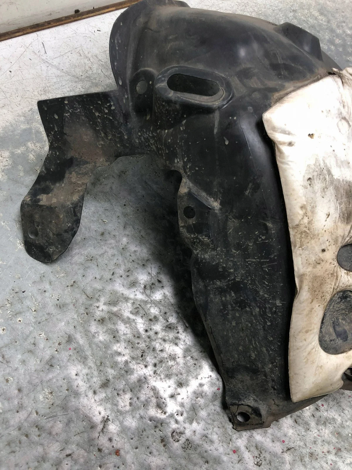 Etulokasuoja Renault Megane III Käytetty