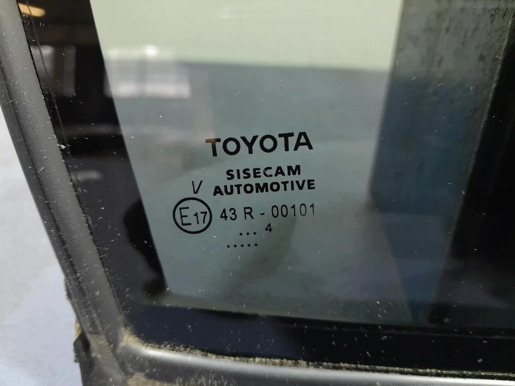 Toyota Corolla XII E21 sedan takaoven lasi oikea
