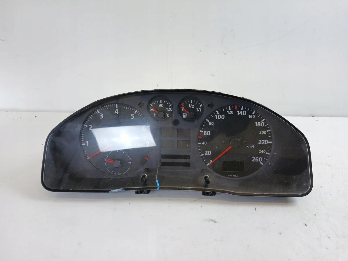 Audi A4 B5 1.6 mittaristo 8D0919034B