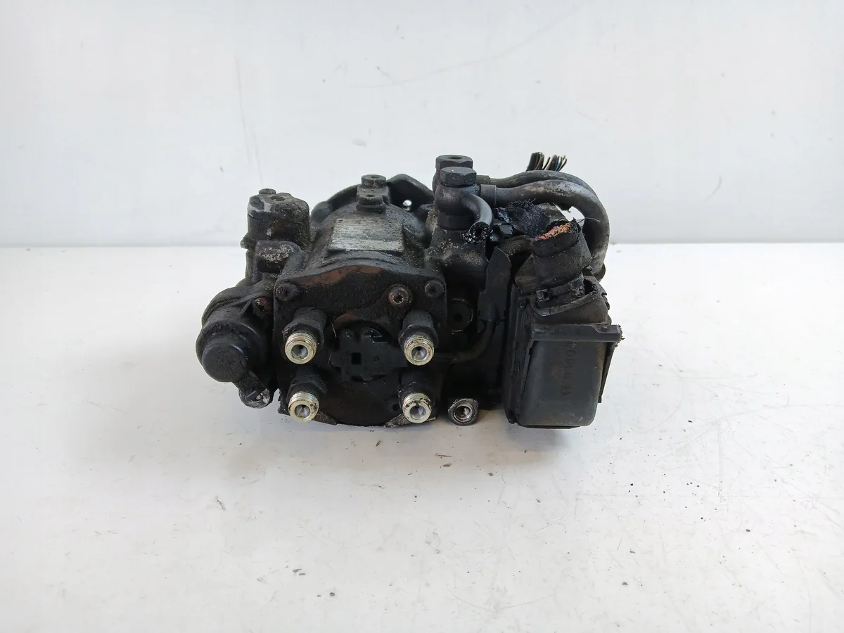 Opel Vectra C 2.2 DTI polttoainepumppu image 3