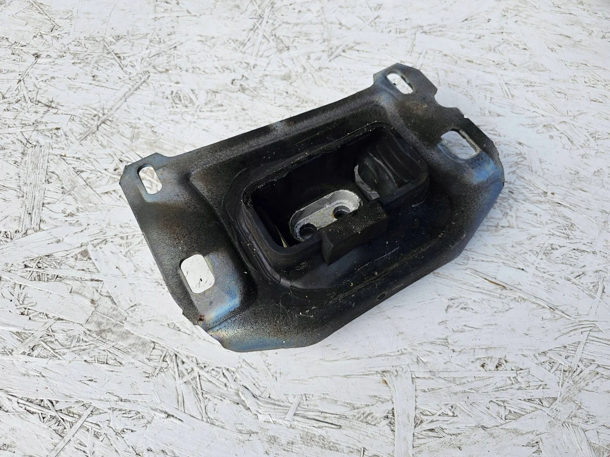 Moottorin tukikumi Peugeot 3008 II 9813699680