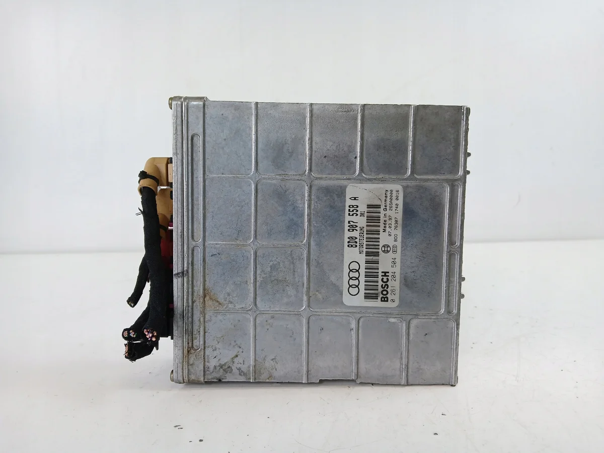 Audi A4 B5 1.6 Engine Control Unit 8D0907558A image 3