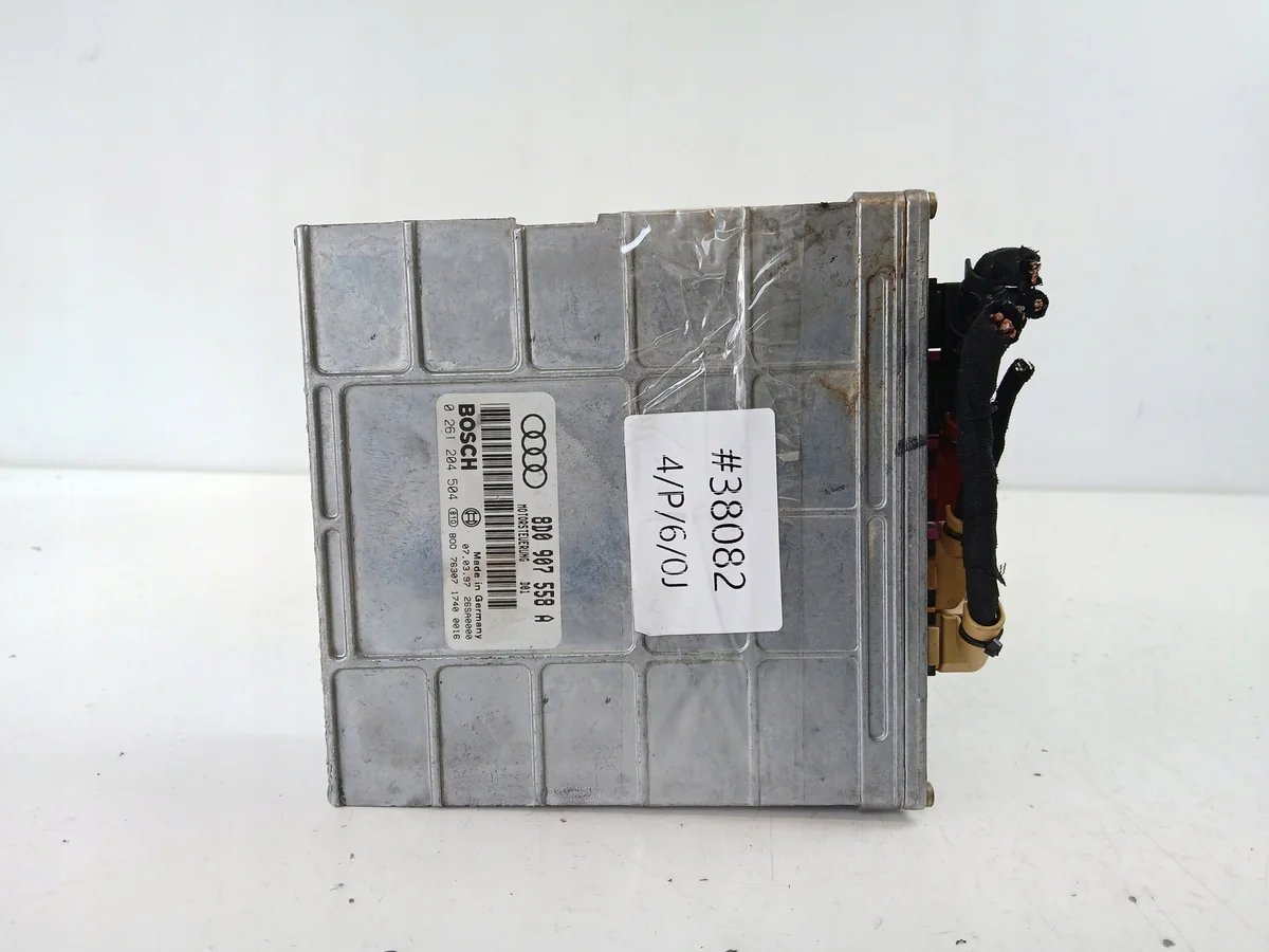 Audi A4 B5 1.6 Engine Control Unit 8D0907558A image 6