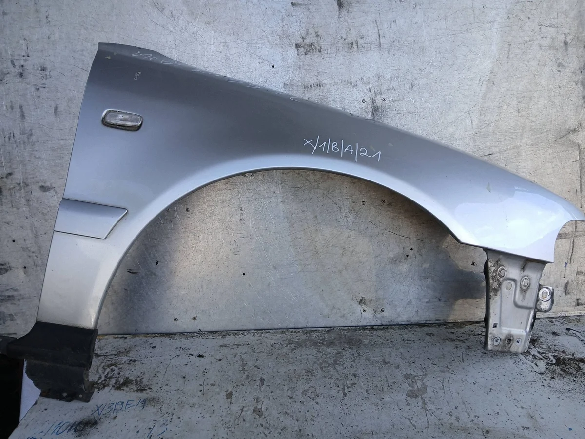 Audi A4 B5 främre höger skärm X18A21