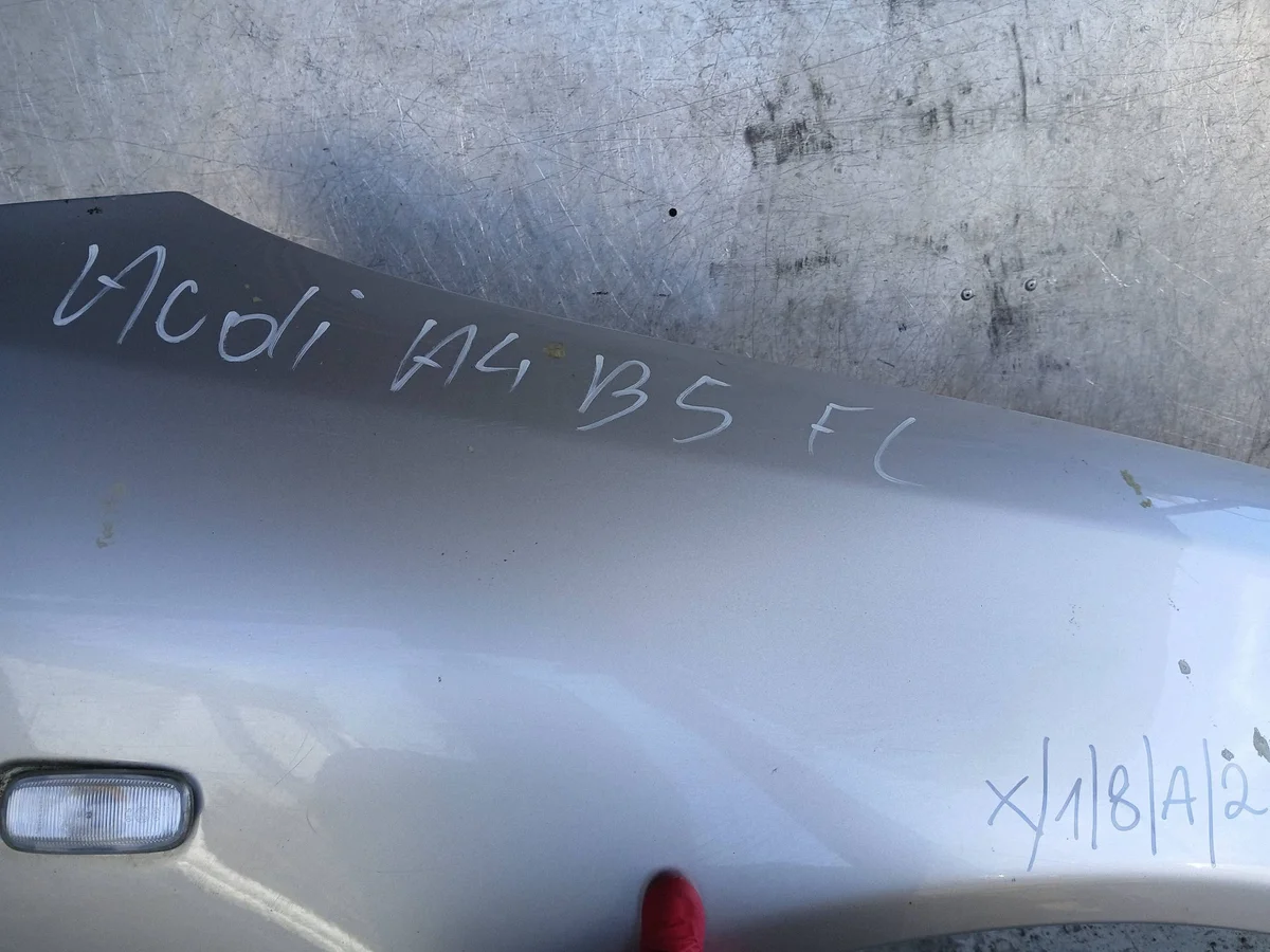 Audi A4 B5 främre höger skärm X18A21 image 9