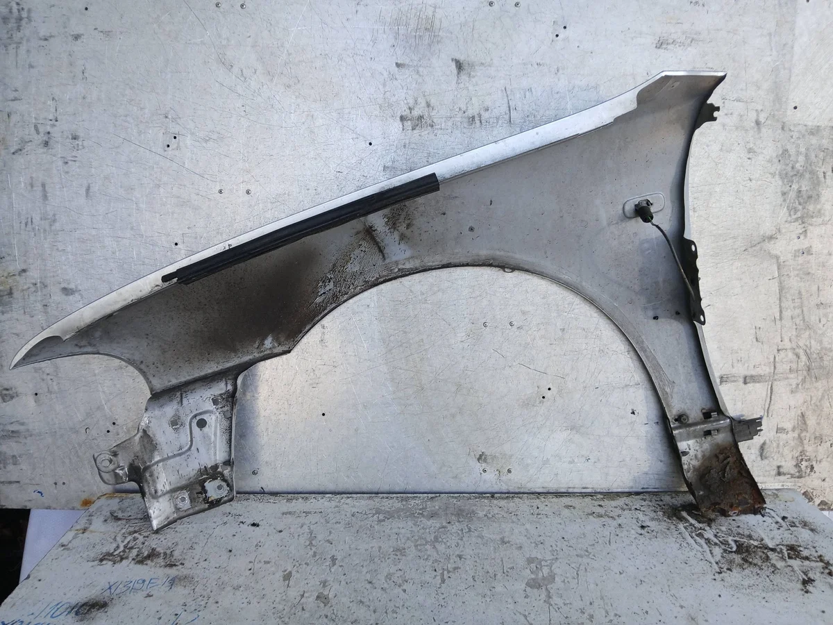 Audi A4 B5 främre höger skärm X18A21 image 10