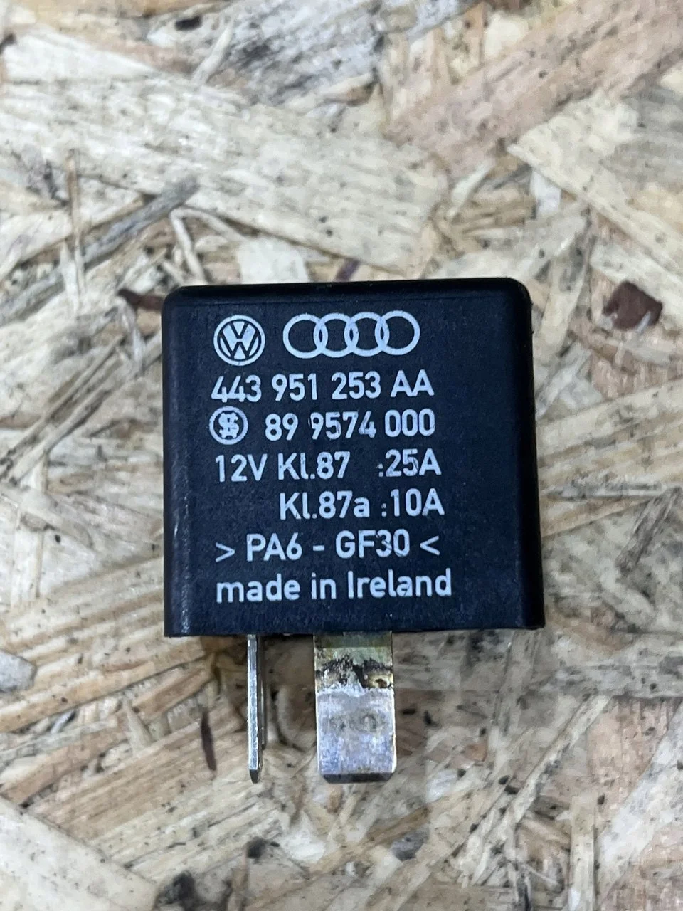 Relais Audi A4 B6 1.9L 2003 OEM 443951253AA
