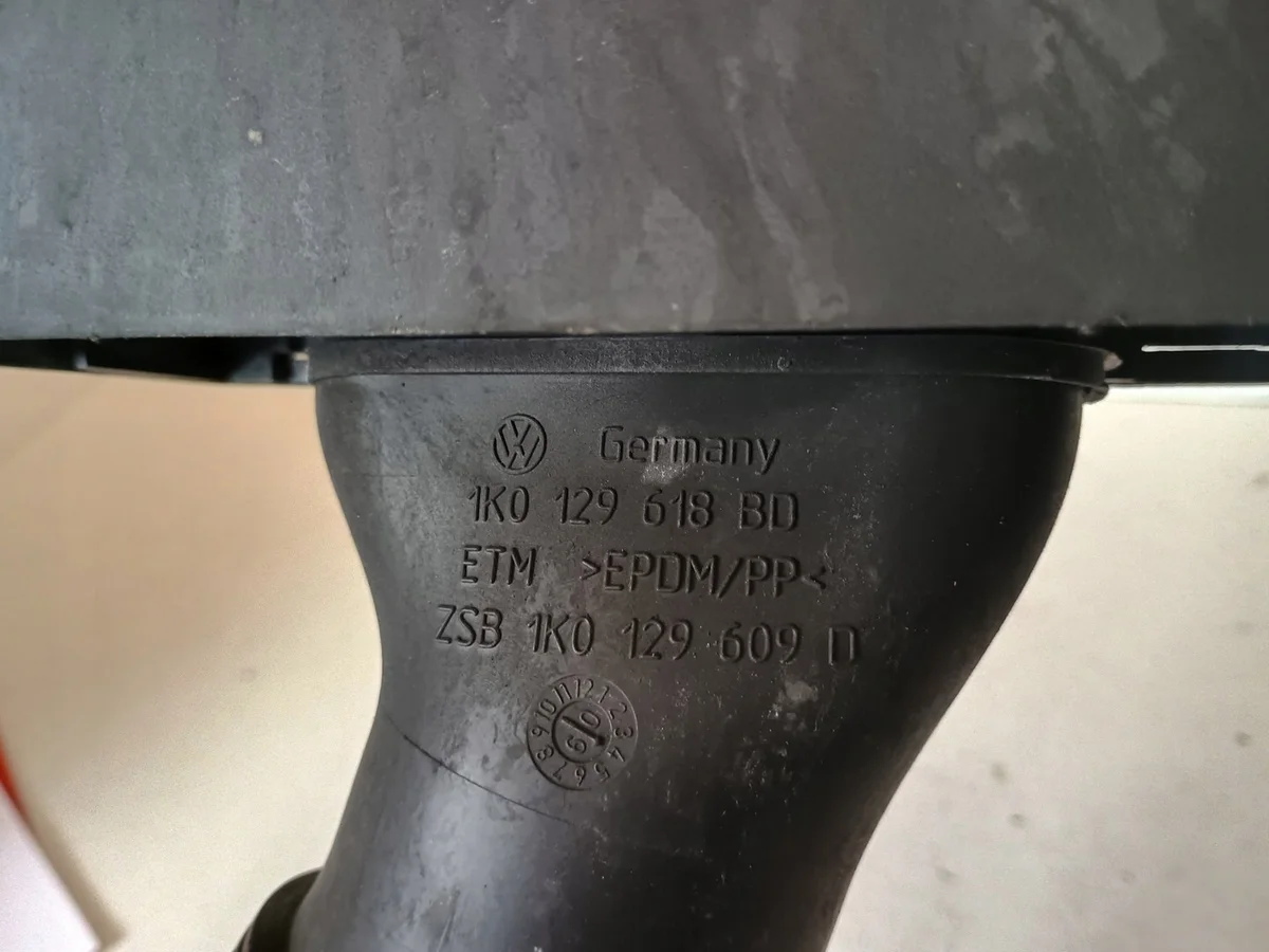 VW Golf VI Ansaugschlauch 1K0129618BD gebraucht image 4